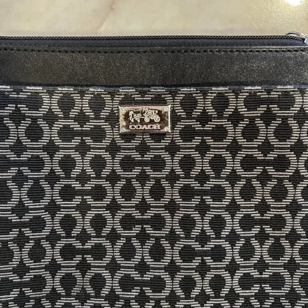 Coach Madison Art Needlepoint Swingpack‎ signature jacquard fabric leather trim.